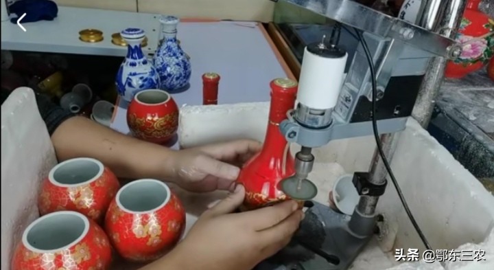 农民工利用废酒瓶加工小花盆茶叶罐，每人月入5万，生意十分红火