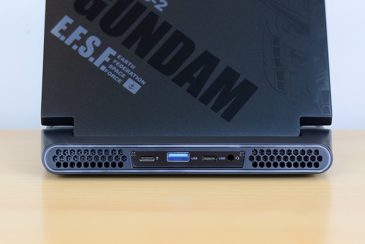 “小不点”游戏笔记本电脑评测：只有7英寸，跑分超92W