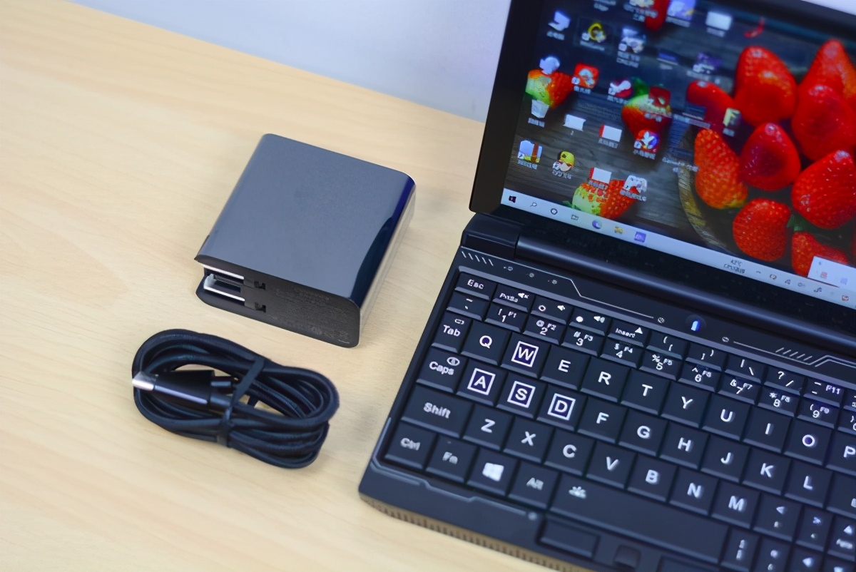 “小不点”游戏笔记本电脑评测：只有7英寸，跑分超92W