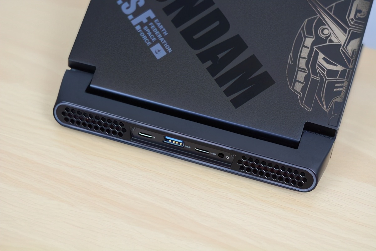 “小不点”游戏笔记本电脑评测：只有7英寸，跑分超92W