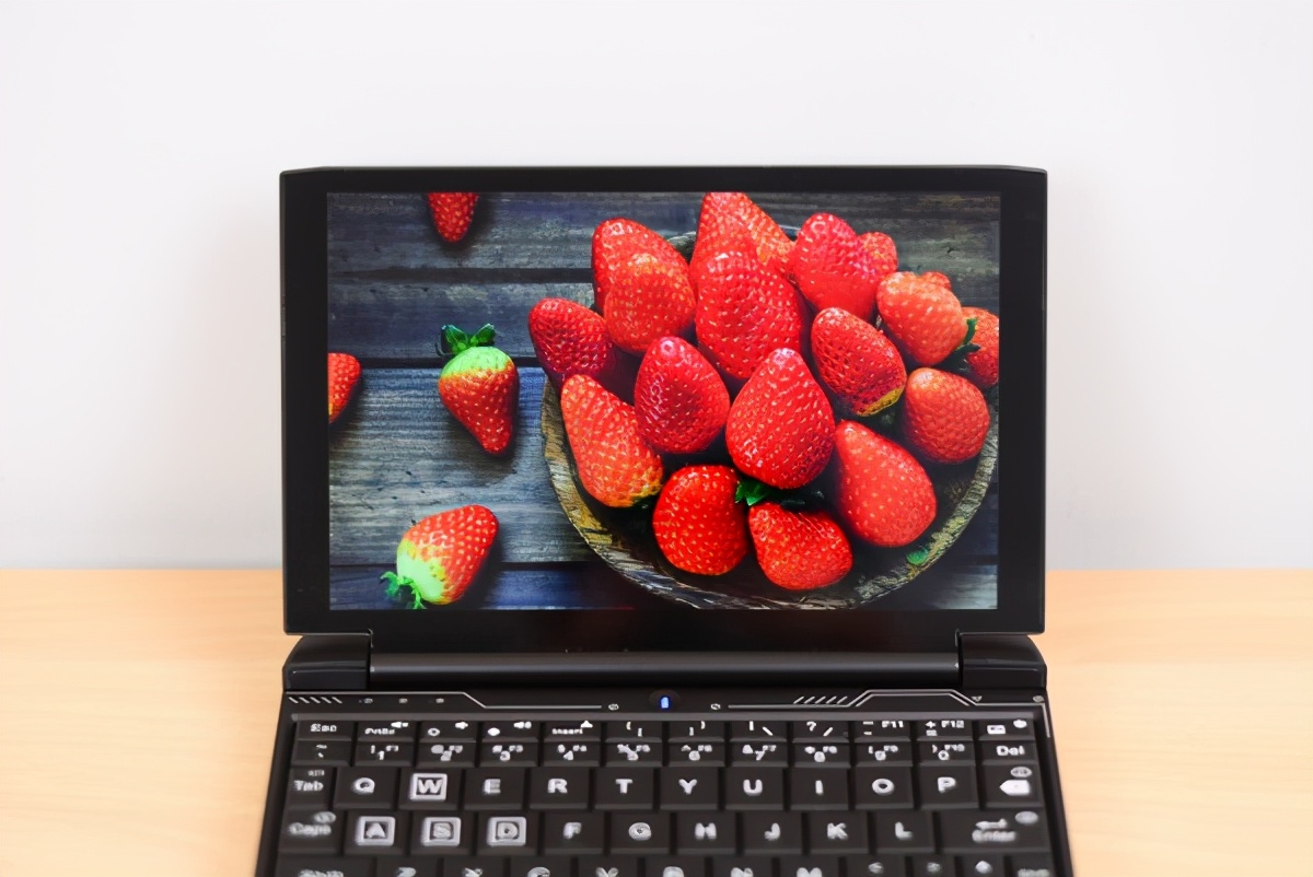 “小不点”游戏笔记本电脑评测：只有7英寸，跑分超92W