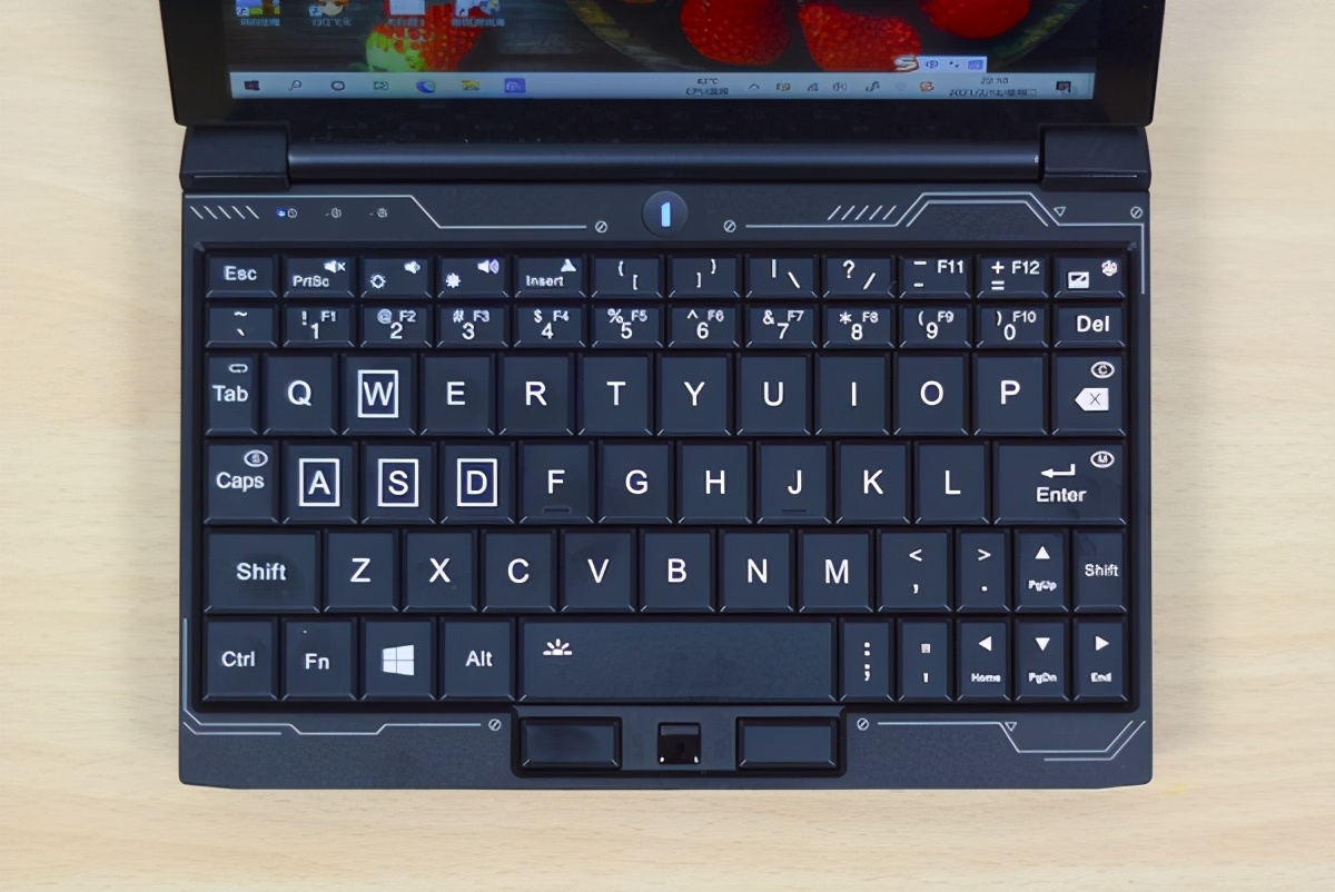 “小不点”游戏笔记本电脑评测：只有7英寸，跑分超92W