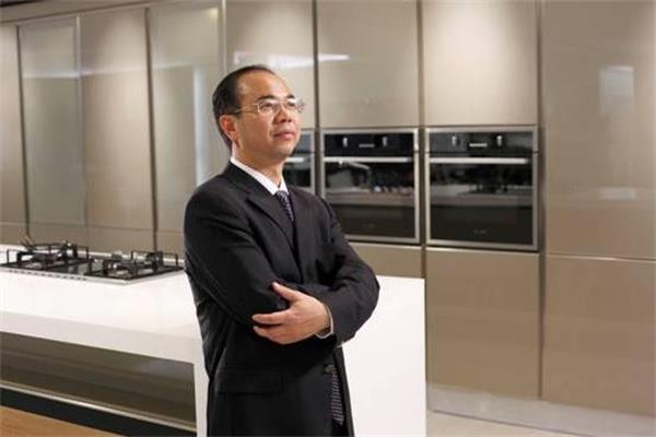 广东穷小子，从身无分文，逆袭为百亿富豪，今是家居行业领军人物