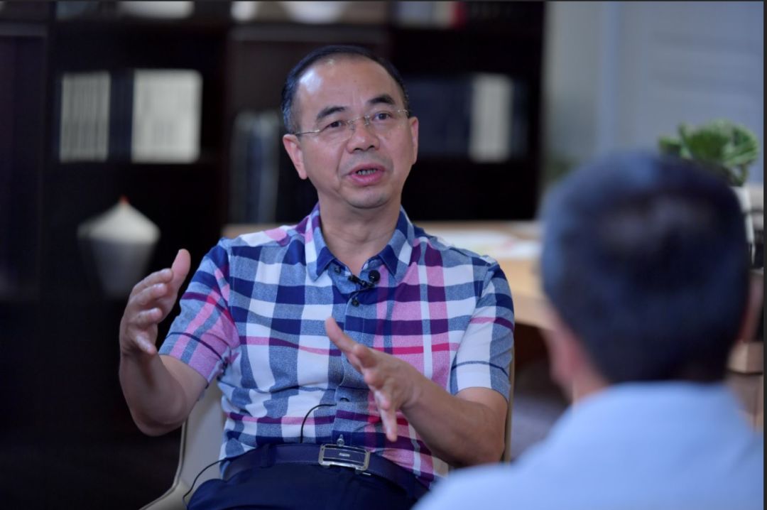 广东穷小子，从身无分文，逆袭为百亿富豪，今是家居行业领军人物