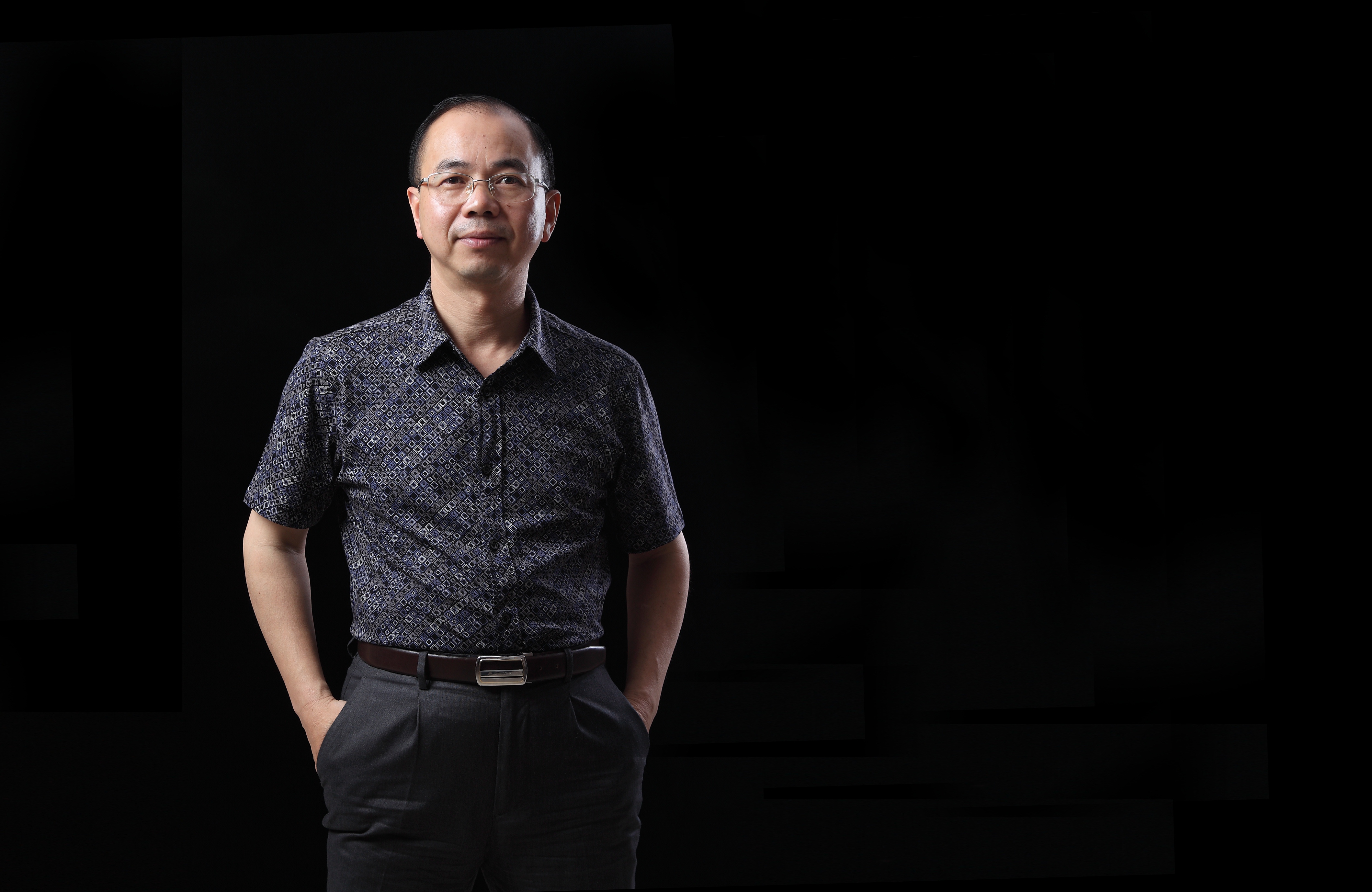 广东穷小子，从身无分文，逆袭为百亿富豪，今是家居行业领军人物