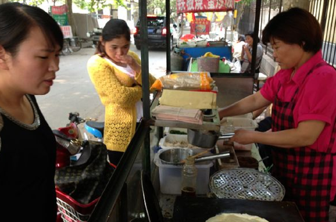 湖南大妈摆土豆摊，年赚200万，听说土豆免费，难道有其他套路？