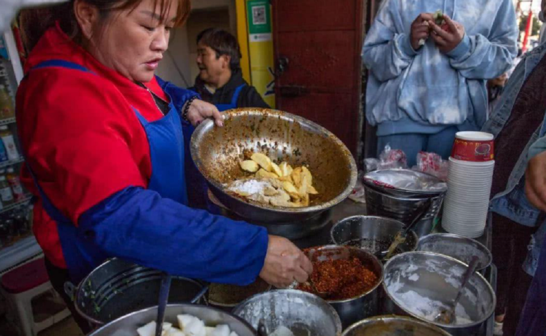 湖南大妈摆土豆摊，年赚200万，听说土豆免费，难道有其他套路？