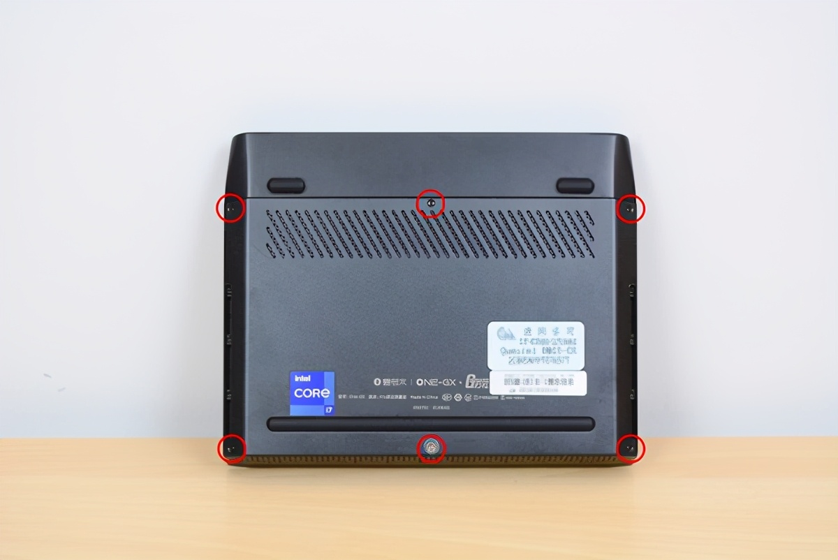 “小不点”游戏笔记本电脑评测：只有7英寸，跑分超92W