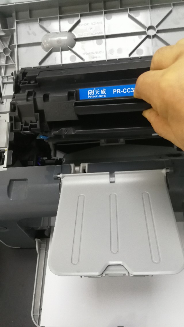 惠普HP-1000系列激光打印机换新硒鼓方法