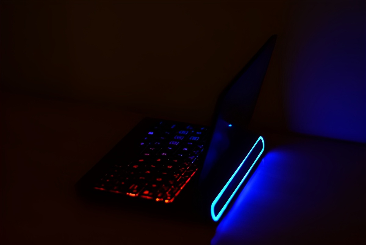 “小不点”游戏笔记本电脑评测：只有7英寸，跑分超92W