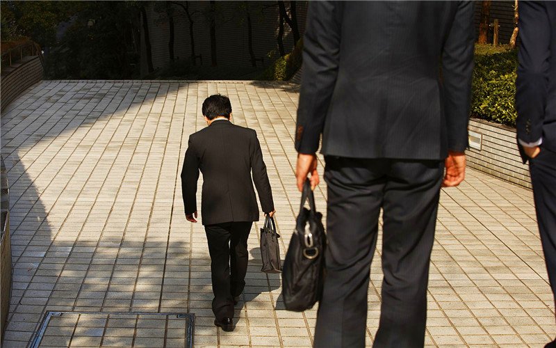 一个中年上班族，一心想辞职创业，没有资金怎么办？