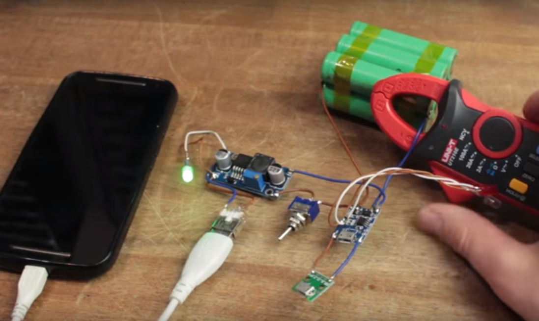 拆开笔记本上的电池，经改造后随时都能给手机提供电源