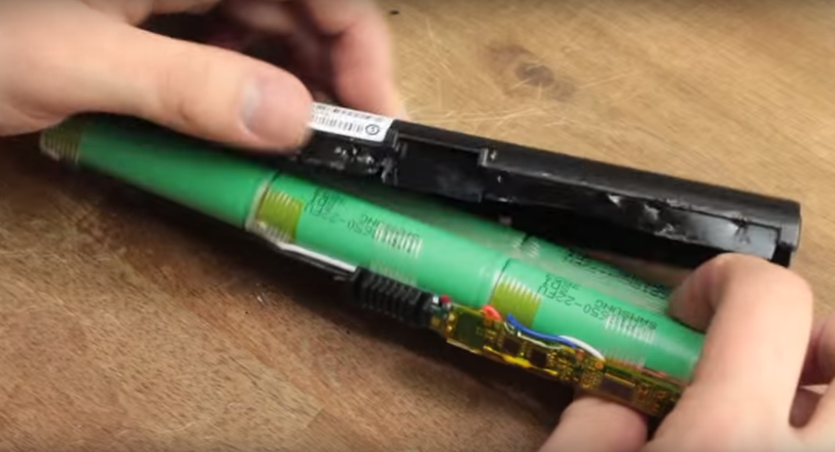 拆开笔记本上的电池，经改造后随时都能给手机提供电源