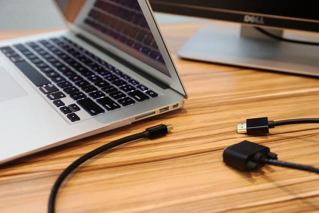 苹果本轻松接大屏，毕亚兹雷电接口转HDMI/VGA转换器评测