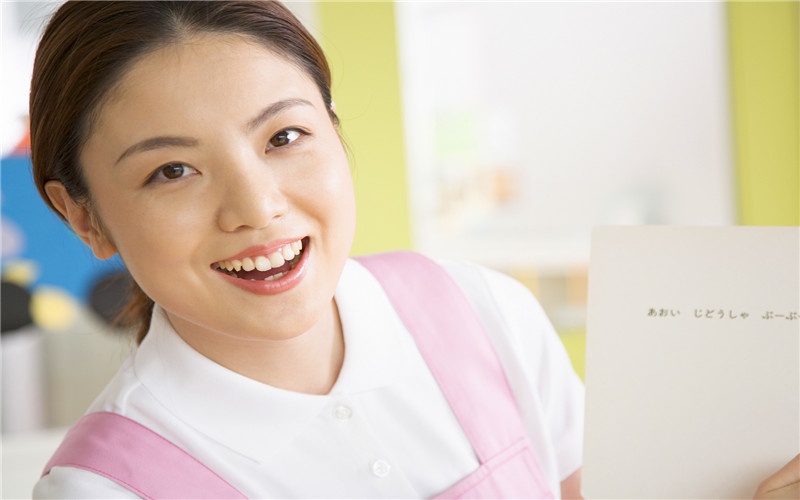 42岁中年妇女，想月收入一万以上，现在做哪些工作可以实现目标？