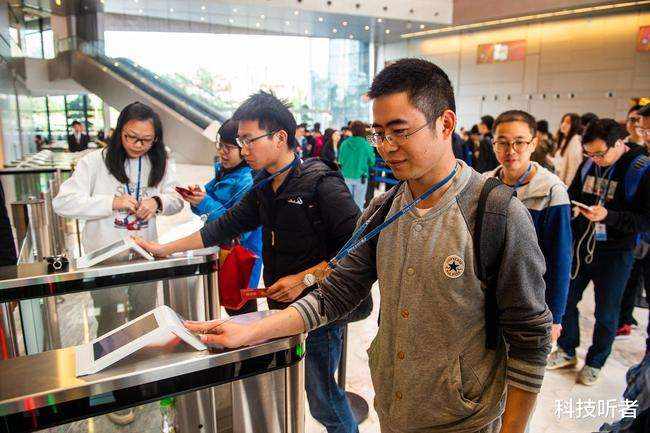 高管列队恭候，千万年薪“漠视”任正非，俩老外为何得华为专宠？