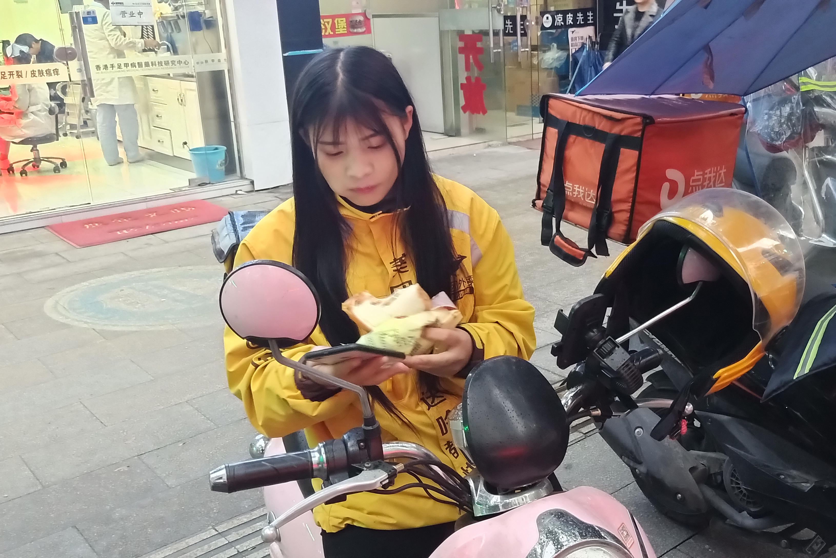 又一打工“怪象”出现：工厂包吃住不去，送外卖风里雨里却被追捧