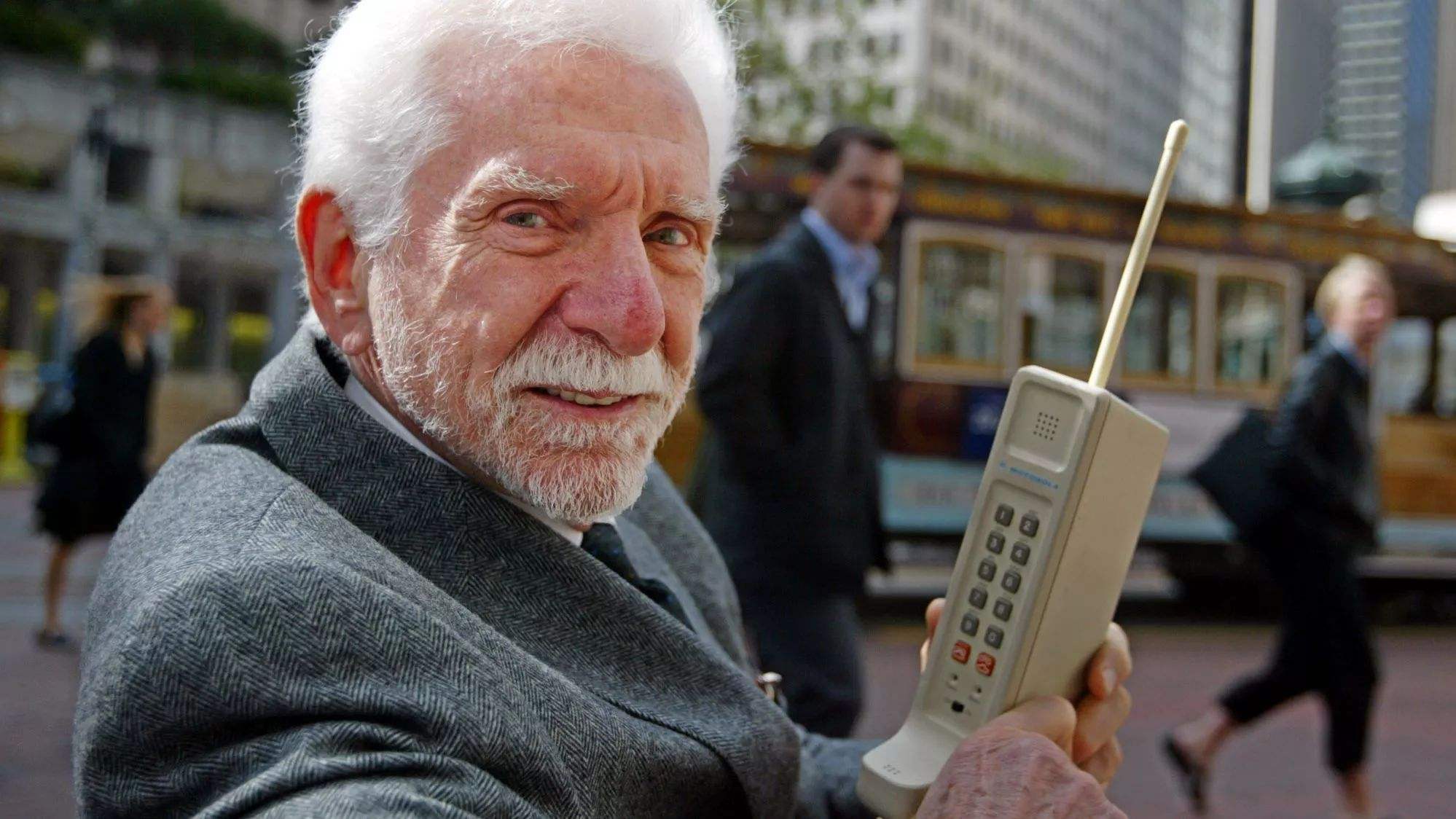 他是世界上第一部手机发明者，其灵感来源于一部电视剧
