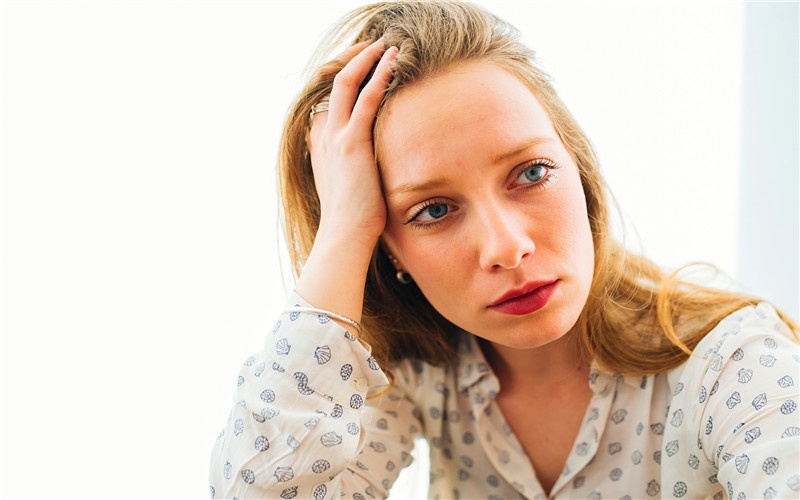 42岁中年妇女，想月收入一万以上，现在做哪些工作可以实现目标？