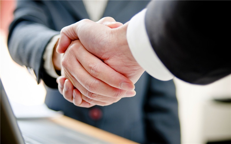 普通人想咸鱼翻身，在当前经济形势下，如何才能做到？