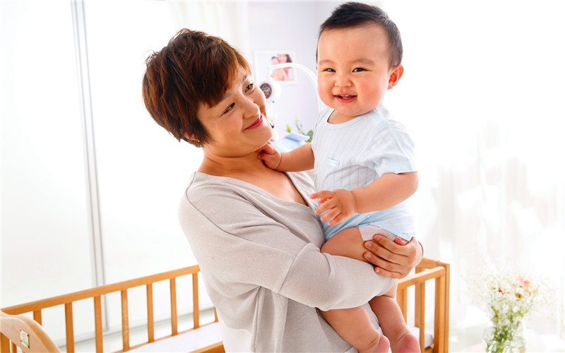 42岁中年妇女，想月收入一万以上，现在做哪些工作可以实现目标？