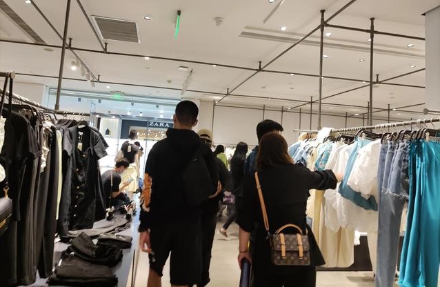 中年大叔开服装店受挫，最后用三招逆转生意，一年收入160万