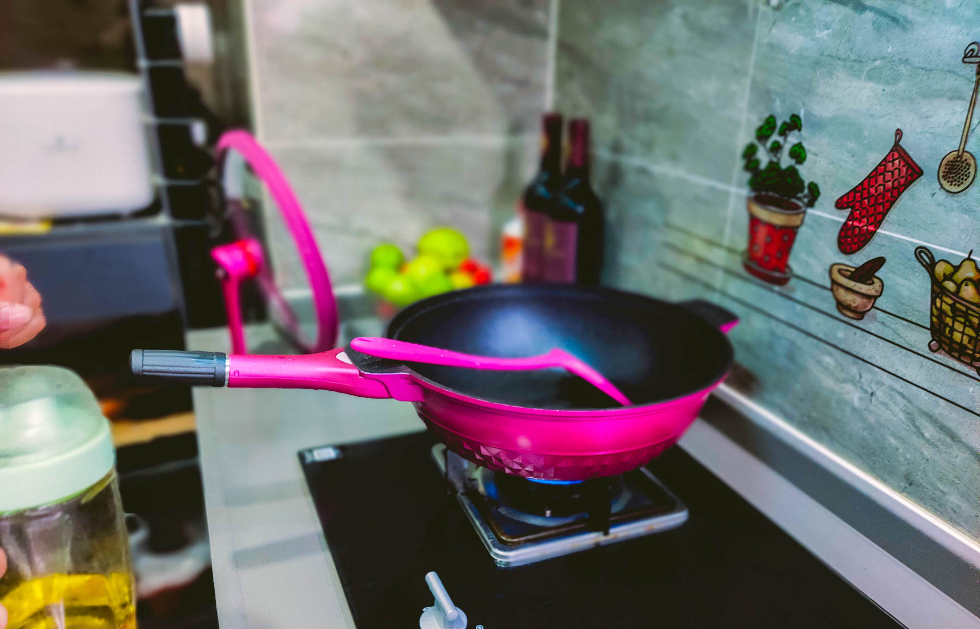 厨房里最骚颜色，英国帝伯朗不粘锅评测：微压+温探+钛金熔射