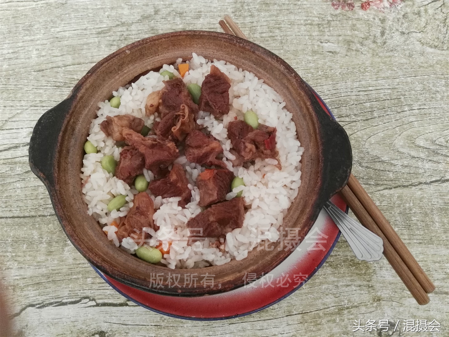 24小时熬制高汤，3小时慢煨的大凉山砂锅饭让广东煲仔也甘拜下风