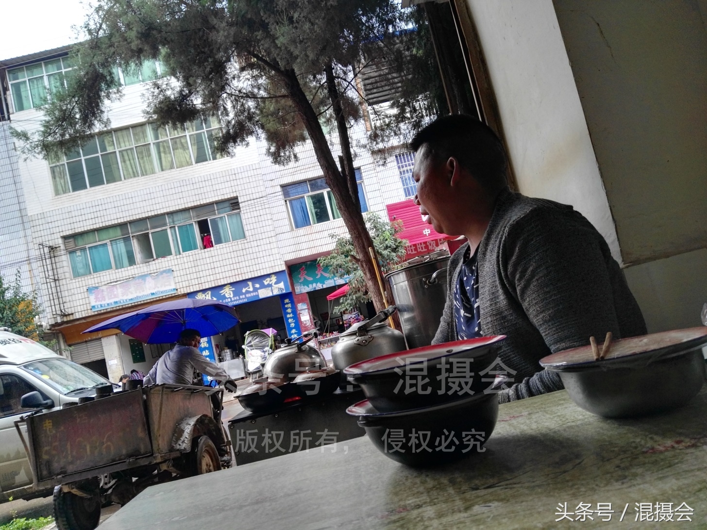 24小时熬制高汤，3小时慢煨的大凉山砂锅饭让广东煲仔也甘拜下风