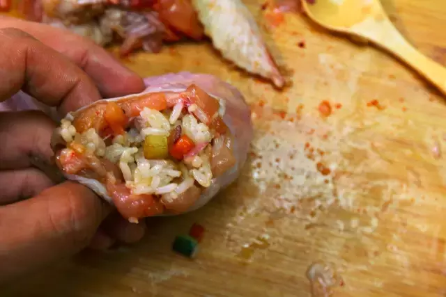 如何自己在家打造美味的鸡翅包饭？