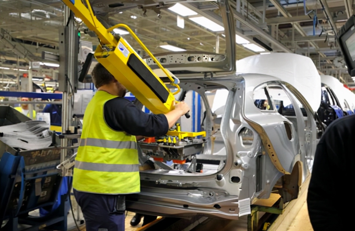 中国汽车市场全球第一，五菱碾压特斯拉，但中国汽车还很“芯痛”