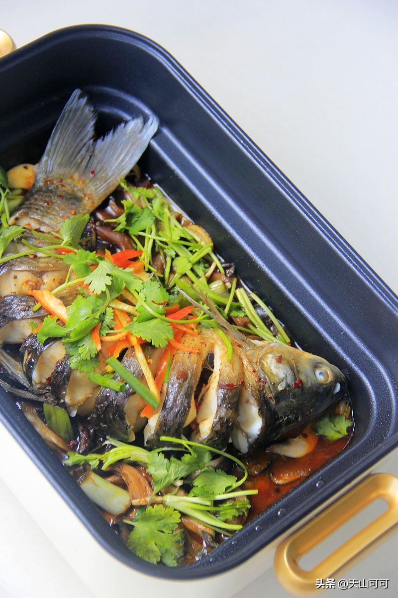 我做鱼全程不加一滴水，锅里一焖，鱼肉鲜嫩，不腥不碎，真好吃