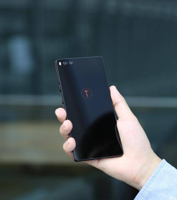 坚果 3 体验：这部小而美的千元机，拥有的不只是性价比