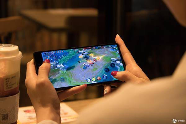 坚果 3 体验：这部小而美的千元机，拥有的不只是性价比