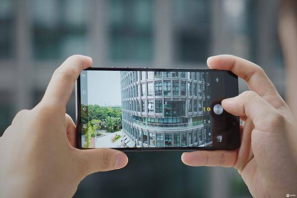 坚果 3 体验：这部小而美的千元机，拥有的不只是性价比