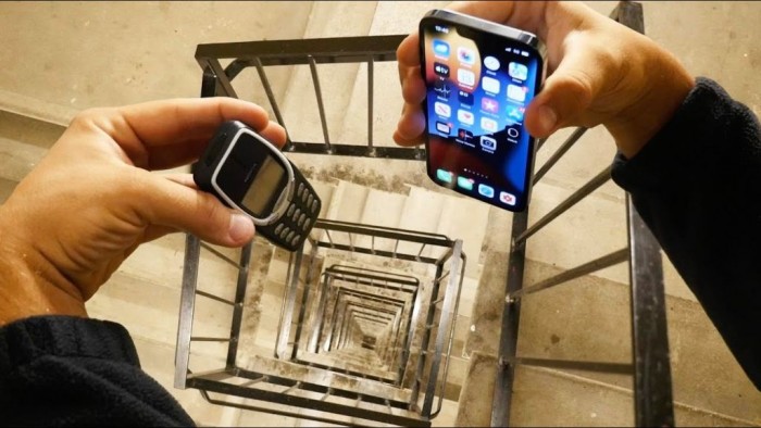 iPhone 13 Pro终极跌落测试：和Nokia 3310从20层楼梯摔下