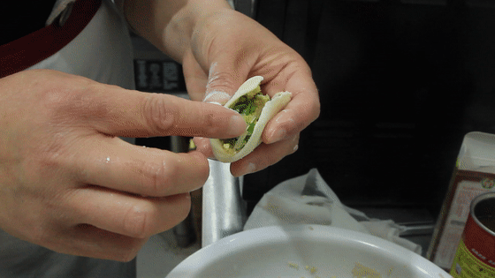 大厨详解锅贴做法，和面调馅都简单，在家就能做，外酥里嫩超好吃