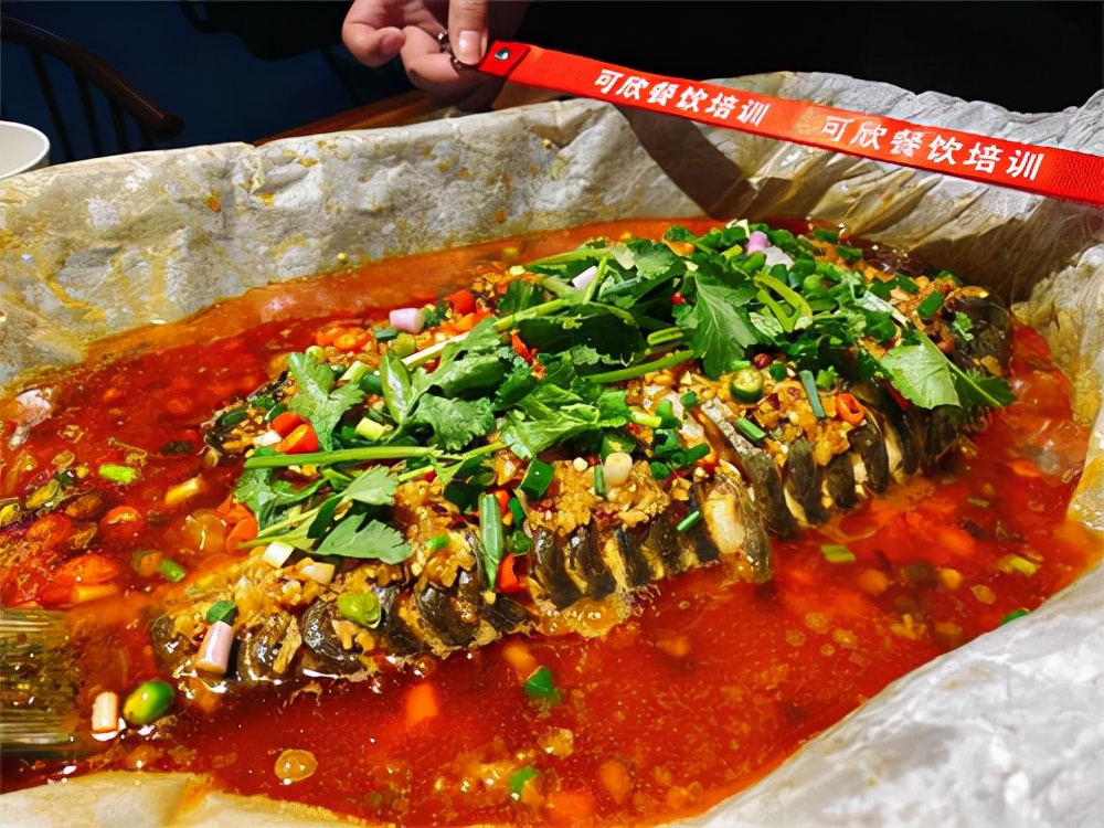 专业培训纸包鱼哪里学？纸包鱼加盟多少钱？