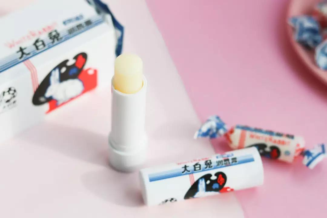 盘点三款“实力派”润唇膏：经典国货大白兔，一膜多用凡士林晶冻