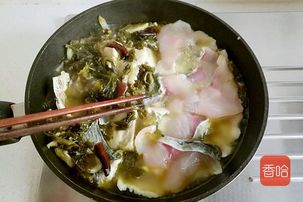 教你在家做酸菜鱼，酸菜开胃，鱼肉嫩滑，跟饭店做的一样好吃