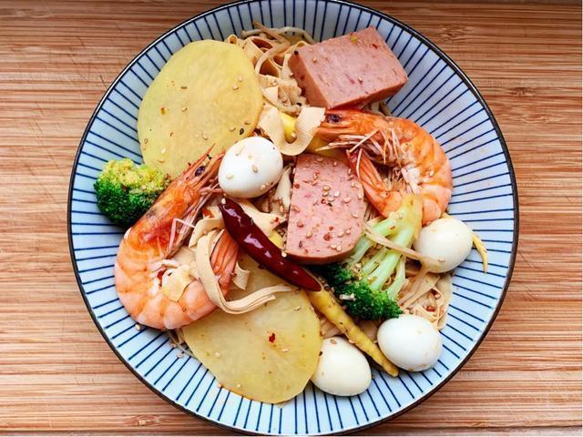 麻辣香锅在家做，有荤有素，麻辣鲜香，好吃还实惠