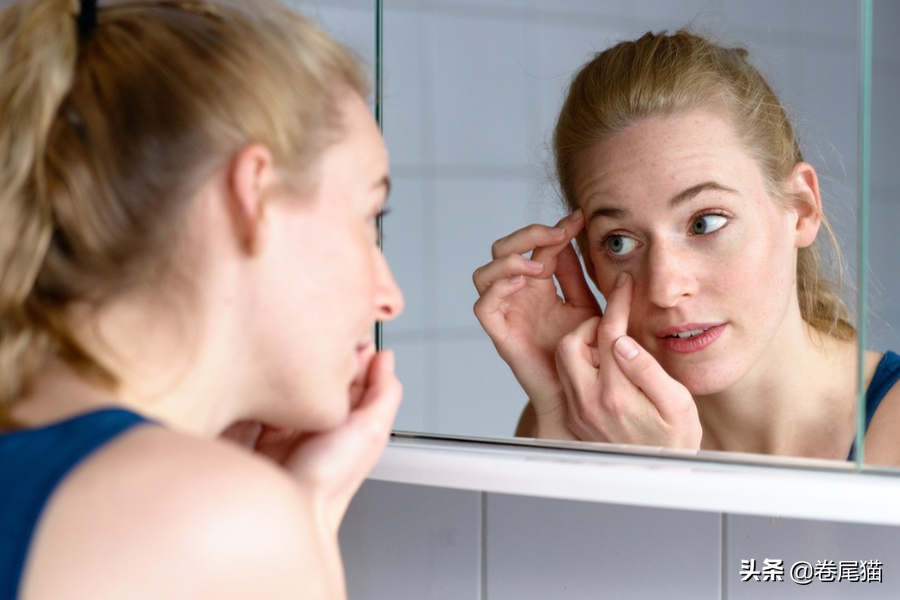 戴上博士伦隐形眼镜，双眼湿润健康视野清晰无局限