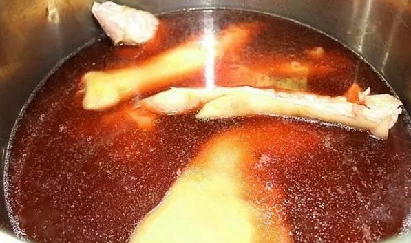 高颜值的状元烤猪蹄才能卖出高价钱 从卤汤到烤制的全过程解析