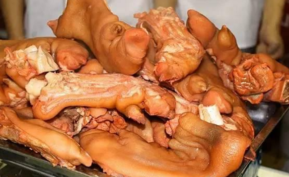 高颜值的状元烤猪蹄才能卖出高价钱 从卤汤到烤制的全过程解析