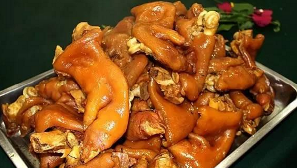 高颜值的状元烤猪蹄才能卖出高价钱 从卤汤到烤制的全过程解析