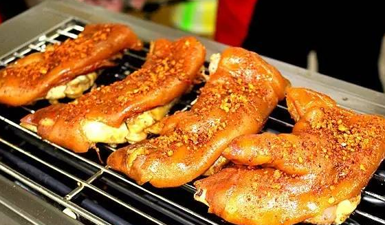 高颜值的状元烤猪蹄才能卖出高价钱 从卤汤到烤制的全过程解析