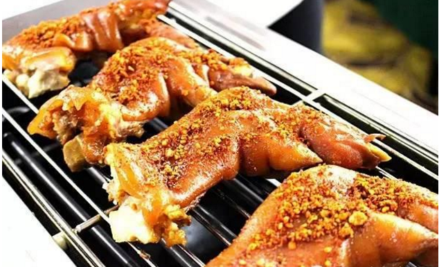 高颜值的状元烤猪蹄才能卖出高价钱 从卤汤到烤制的全过程解析