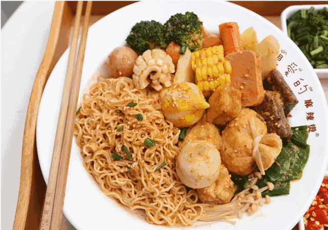 麻辣烫迎来2.0时代：从瞎煮乱炖走向精雕细刻