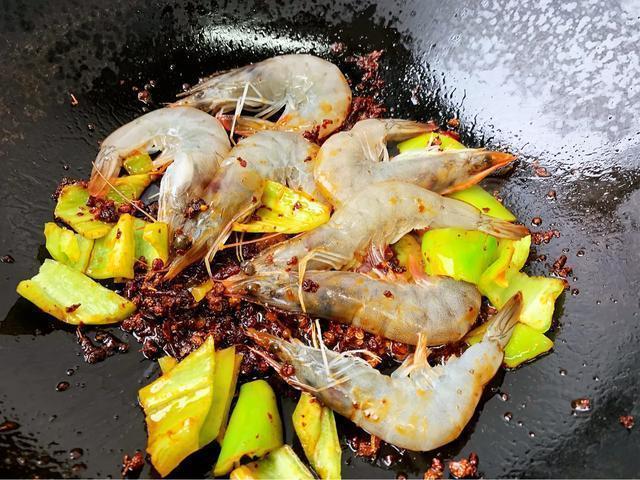 麻辣香锅在家做，有荤有素，麻辣鲜香，好吃还实惠