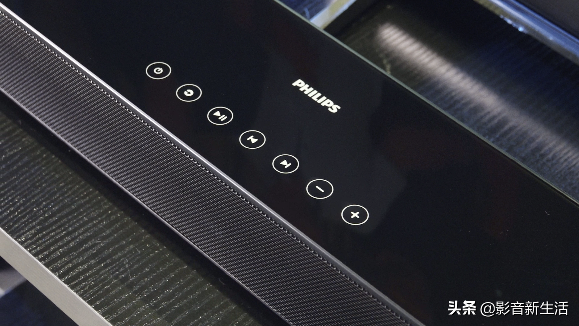 “唱听赏三位一体”飞利浦 B5856 回音壁拓展过年全新家庭娱乐方式